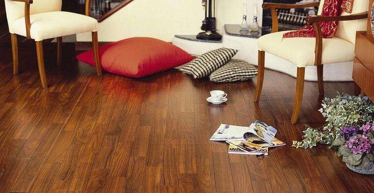 ¿Cuáles son las especificaciones de los suelos laminados?
